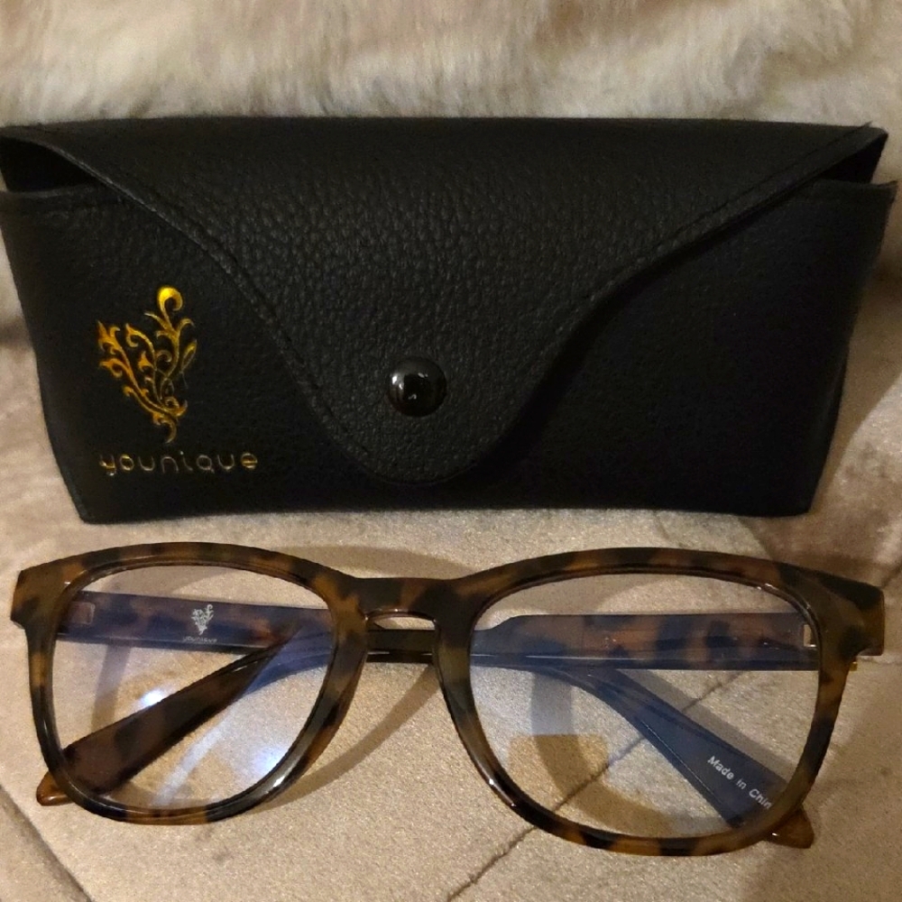Younique Tortoise Shell Non Perscription Dress Up Glasses with Black Case